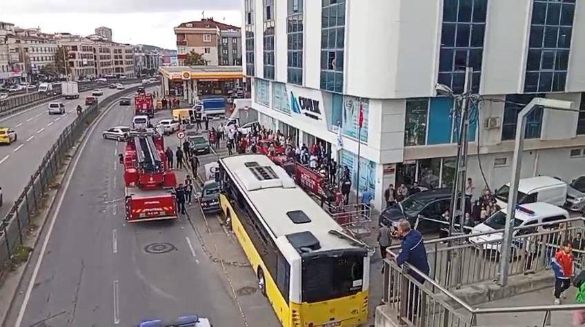 Motosikletliyle kavga eden otobüsün şoförü durağa daldı! 1 kişi öldü 4 kişi yaralı 8